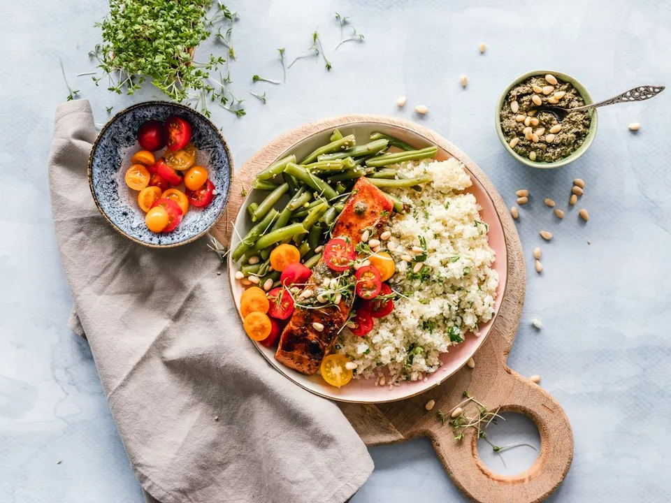 Bowl de verduras de la huerta servido sobre una tabla de madera